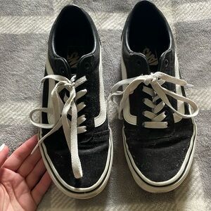 Women’s Black and White low rise Vans